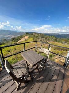 einen Picknicktisch und Stühle auf einer Terrasse mit Aussicht in der Unterkunft Mirador Villa Natalia in San Gil