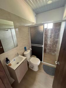 ein Bad mit einem WC, einem Waschbecken und einer Dusche in der Unterkunft Mirador Villa Natalia in San Gil