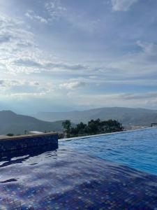 einen Pool mit Bergblick in der Unterkunft Mirador Villa Natalia in San Gil