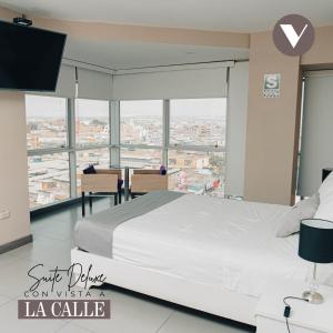 1 dormitorio con cama y vistas a la ciudad en Hotel Viera Chimbote, en Chimbote