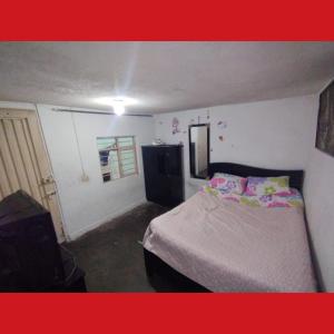 - une petite chambre avec un lit dans l'établissement Elcanelo1, à Cali