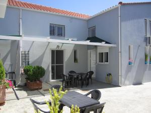 un patio al aire libre con mesa y sillas en Ammoudia Residence en Ammoudia