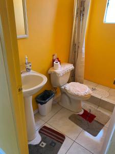 Cabaña في شيلان: حمام مع مرحاض ومغسلة