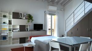 ein Schlafzimmer mit einem Bett und einem Tisch und Stühlen in der Unterkunft Casa Manara - Sunset view in Bergamo