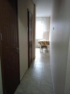 um corredor vazio com uma mesa e uma porta em Traian em Chisinau