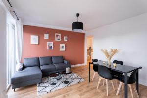 uma sala de estar com um sofá e uma mesa em T3 avec Balcon St Patern / Gare em Vannes