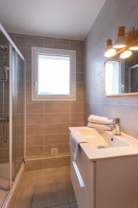 uma casa de banho com um lavatório e um chuveiro em T3 avec Balcon St Patern / Gare em Vannes