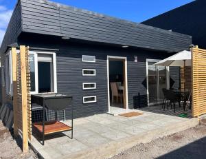 a black house with a patio and a grill at Casas el Quisco norte in El Quisco