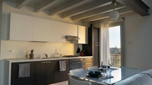 eine Küche mit Tisch und Arbeitsplatte in der Unterkunft Casa Manara - Sunset view in Bergamo