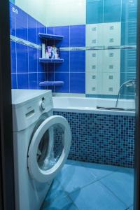 uma casa de banho em azulejos azuis com um WC e um lavatório em Apartmán Štefánik #1 em Martin
