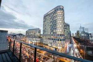 vistas a una ciudad con un edificio alto en Apartment with Stunning View in City Center, en Bruselas