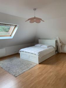 1 dormitorio con 1 cama y ventilador de techo en Villa les Agapanthes en Carantec