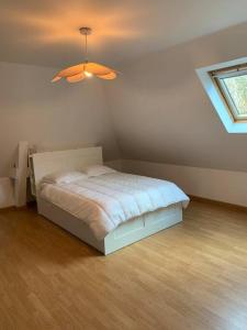 1 dormitorio con cama y techo en Villa les Agapanthes en Carantec