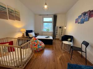 ein Wohnzimmer mit einem Bett und einem Sofa in der Unterkunft 00 - BlueChili Apart - Moderne Familienwohnung, Top Lage Stylisch in Magdeburg