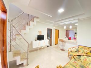 - un salon avec un escalier et un canapé dans l'établissement Casa Vitória, à Estância