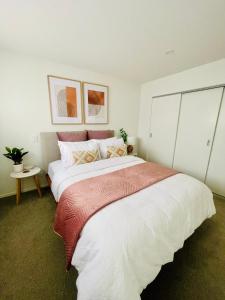 a bedroom with a large white bed in it at Queenstown Mountain Getaway in Queenstown