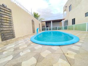 una grande piscina blu nel mezzo di un patio di Casa Vitória a Estância