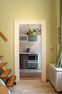 una porta aperta che conduce a una cucina con piano cottura di BaseBudapest a Budapest