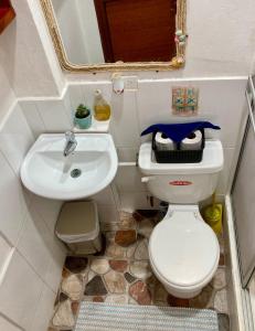 ein kleines Bad mit WC und Waschbecken in der Unterkunft Suite frente al mar - CIELO in Montañita