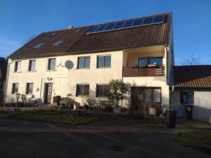ein großes weißes Haus mit Sonnenkollektoren auf dem Dach in der Unterkunft Kraewelhof in Schrozberg