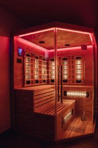 eine Sauna mit roten Lichtern in einem Zimmer in der Unterkunft Heaven Spa Apartment in Kranj