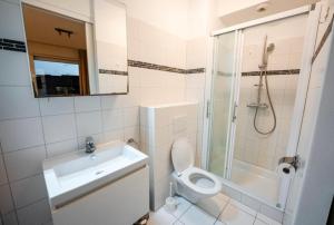 Un baño con inodoro, lavabo y ducha. en Apartment with Stunning View in City Center, en Bruselas 9 fotos más