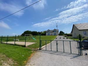 einen Park mit Spielplatz mit Schaukel in der Unterkunft Les coteaux vue mer in Criel-sur-Mer