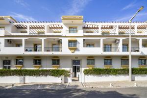 een wit gebouw met balkons erop bij Vilamoura - Cozy and Quiet Holiday Apartment in Vilamoura