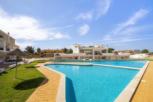 een zwembad voor een villa bij Vilamoura - Cozy and Quiet Holiday Apartment in Vilamoura