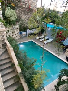 a swimming pool in a backyard with stairs and plants at Les Residences Etang Du Jonc in Petionville