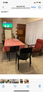 uma sala de reuniões com uma mesa e cadeiras e um ecrã em Casa Piriapolis Calle Freire 1952 em Piriápolis