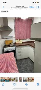 uma pequena cozinha com um balcão vermelho e branco em Casa Piriapolis Calle Freire 1952 em Piriápolis