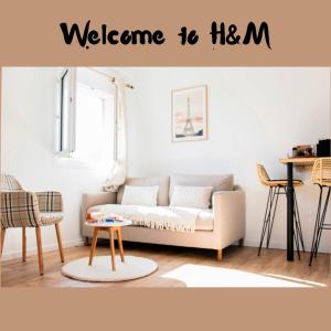 sala de estar con sofá y mesa en Studio H&M: chic*10 mins Disney*30 mins Paris*wifi, en Bussy-Saint-Georges