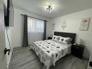 Entire Modern House with King bed & 65inTV في Carmichael: غرفة نوم فيها سرير وتلفزيون