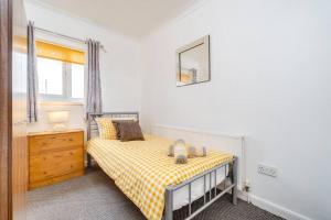 um quarto com uma cama, um espelho e uma cómoda em Contemporary 5 Bedroom Flat em Killingbeck