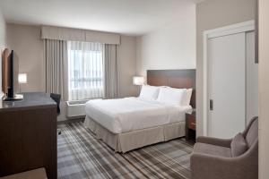 Postel nebo postele na pokoji v ubytování Fairfield Inn & Suites by Marriott Airdrie