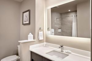 Koupelna v ubytování Fairfield Inn & Suites by Marriott Airdrie