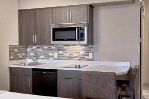 Kuchyň nebo kuchyňský kout v ubytování Fairfield Inn & Suites by Marriott Airdrie
