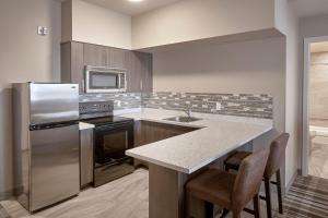 Kuchyň nebo kuchyňský kout v ubytování Fairfield Inn & Suites by Marriott Airdrie