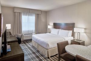 Postel nebo postele na pokoji v ubytování Fairfield Inn & Suites by Marriott Airdrie