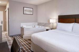 Postel nebo postele na pokoji v ubytování Fairfield Inn & Suites by Marriott Airdrie