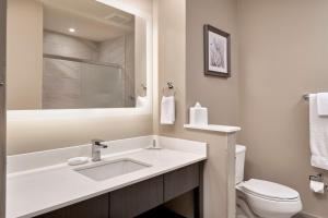 Koupelna v ubytování Fairfield Inn & Suites by Marriott Airdrie