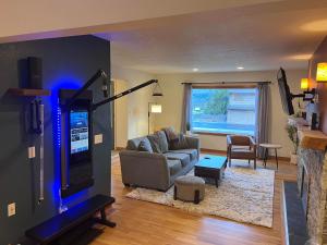 East Wenatchee Oasis 4BR, Pool, Hot Tub, Loop Trail的休息区