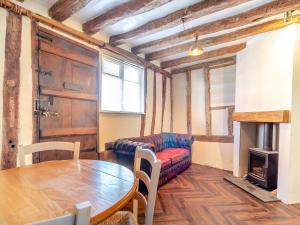 a living room with a table and a couch at Cottage Ixworth in Ixworth