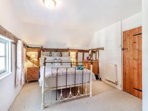 1 dormitorio con 1 cama en la esquina de una habitación en Cottage Ixworth en Ixworth