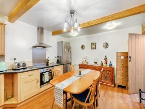 uma cozinha com uma mesa de madeira e uma sala de jantar em Chapel View em Haworth