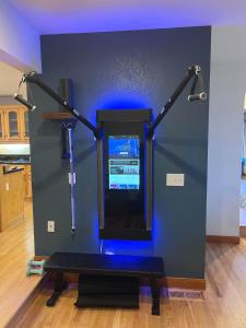East Wenatchee Oasis 4BR, Pool, Hot Tub, Loop Trail的健身中心和/或健身设施