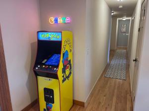 East Wenatchee Oasis 4BR, Pool, Hot Tub, Loop Trail的游戏室