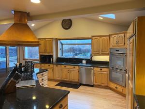 East Wenatchee Oasis 4BR, Pool, Hot Tub, Loop Trail的厨房或小厨房