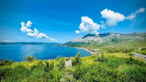 - une vue sur un lac avec des montagnes en arrière-plan dans l'établissement Mobile homes Camping Dalmata, à Orebić